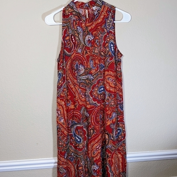 Scarlet Sleeveless Dress with Pockets - Picture 3 of 9